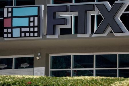 　米暗号資産（仮想通貨）交換業者ＦＴＸの経営破綻後に再建を任されたジョン・Ｊ ・レイＣＥＯは１７日に裁判所に提出した書類で、資金流用および不適切な会計処理が横行し、「完全な」企業統治不全に陥っていたと報告した。写真はＦＴＸのロゴ。マイアミで１２日撮影（２０２２年　ロイター／Marco Bello）