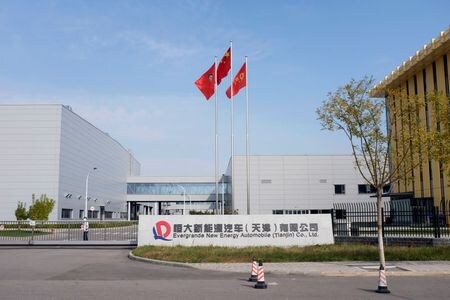 資金繰り難に陥っている中国の不動産開発大手、中国恒大集団の電気自動車（ＥＶ）部門、中国恒大新能源汽車集団（恒大汽車）は、新エネルギー車の生産に必要な資金を調達するため、約２７億香港ドルの増資を行うと発表した。１０月２０日、天津で撮影（２０２１年　ロイター／Yilei Sun）