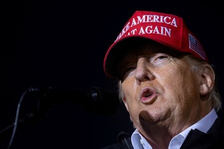 ８月９日、米ホワイトハウスは連邦捜査局（ＦＢＩ）によるトランプ前大統領（写真）宅の家宅捜索について、司法省独自の捜査であり、バイデン大統領には事前に伝えられていなかったと明らかにした。ペンシルベニア州グリーンスバーグで５月撮影（２０２２年　ロイター/Hannah Beier）