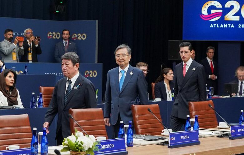 写真左は米ジョージア州アトランタで開催されたＧ２０外相会議に出席した茂木敏充外相。代表撮影。REUTERS
