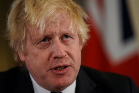 　１２月１１日、英紙オブザーバーが報じた世論調査によると、ジョンソン英首相と同氏率いる保守党の支持率が急低下し、首相の辞任を求める有権者が過半数を超えた。首相官邸で１２日撮影（２０２１年　ロイター／Kirsty O\'Connor/Pool via REUTERS）