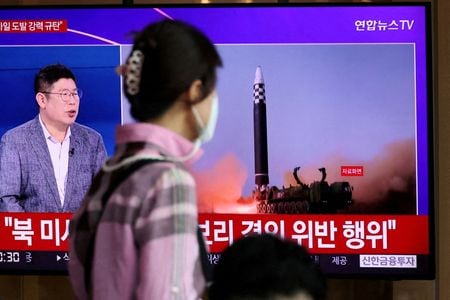 　５月３０日、主要７カ国（Ｇ７）外相は、北朝鮮による２５日の大陸間弾道ミサイル（ＩＣＢＭ）発射実験を非難した上で、国連の全加盟国に北朝鮮の行動を非難するよう呼びかけた。写真は３月、韓国・ソウルで北朝鮮のミサイル発射のニュースを見る人（２０２２年　ロイター/Kim Hong-Ji）