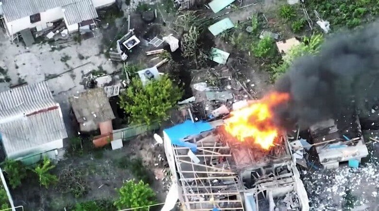 ウクライナ東部のルガンスク州を含むドンバス地域で、ロシア軍が攻勢を強め、ウクライナ側の苦戦が明らかになっている。5月26日、ルガンスク州で撮影（2022 年　ロイター／Special Operations Forces Command/Handout via REUTERS）