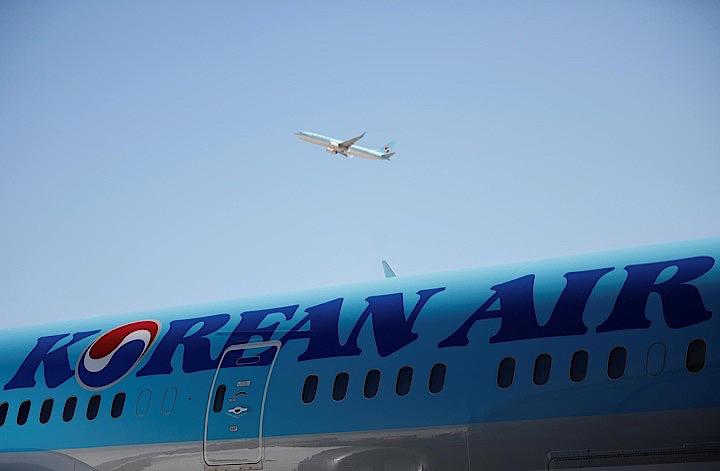 大韓航空は、日本との外交関係悪化に伴い需要が減少しているため、釜山─札幌線の運航を9月3日から停止する。広報担当者が29日、明らかにした。写真はインチョンで2017年2月撮影（2019年　ロイター／Kim Hong-Ji）