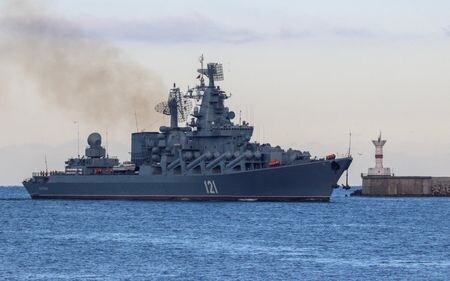 　ロシア黒海艦隊の旗艦であるミサイル巡洋艦「モスクワ」（写真）が、搭載されていた爆弾の爆発により深刻な損傷を受けた。ロシアのインタファクス通信が国防省の発表として４月１４日に報じた。２０２１年１１月、クリミアのセバストポリ港で撮影（２０２２年　ロイター/Alexey Pavlishak）