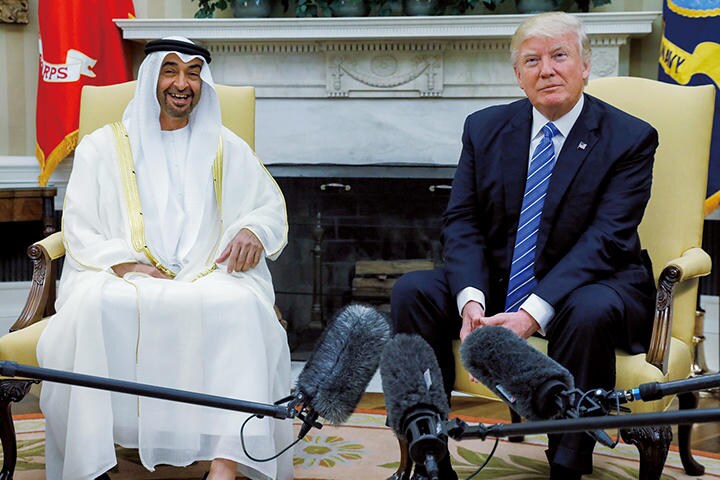 トランプの手柄？（UAEアブダビ首長国のムハンマド皇太子と、2017年）　KEVIN LAMARQUE-REUTERS