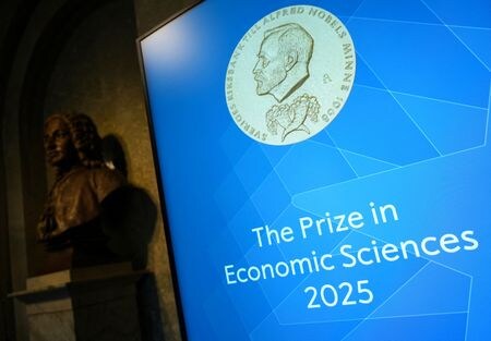 　スウェーデンの王立科学アカデミーは１３日、２０２５年のノーベル経済学賞をジョエル・モキイア氏、フィリップ・アギオン氏、ピーター・ホーウィット氏の３人に授与すると発表した。「イノベーション（技術革新）主導の経済成長の解明」が授賞理由。１３日撮影（２０２５年　ロイター／Tom Little）
