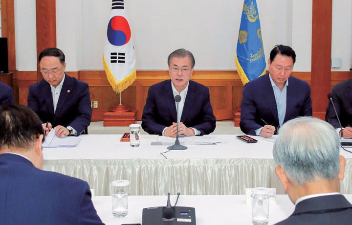 韓国経済界の代表と会見する文在寅大統領　Yonhap-REUTERS