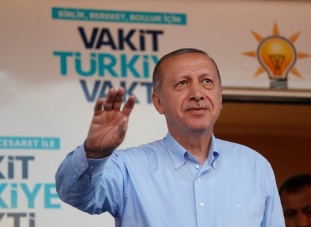 　６月２１日、トルコのエルドアン大統領はラジオとのインタビューで２０日遅く、与党・公正発展党（ＡＫＰ）が２４日の議会選挙で過半数を獲得できなければ、連立政権を樹立する可能性があると述べた。写真は選挙運動に参加する同大統領。トルコ南部のマルディンで２０日撮影（２０１８年　ロイター／GORAN TOMASEVIC）