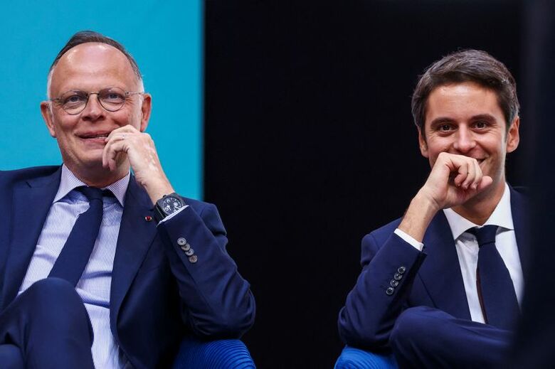 写真は仏首相経験者のフィリップ氏（左）とアタル氏。2025年4月、パリ近郊のサンドニで撮影。REUTERS/Tom Nicholson