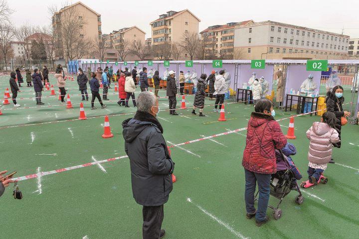天津で2回目の大規模PCR検査に並ぶ人々（1月12日）　CHINA DAILYｰREUTERS