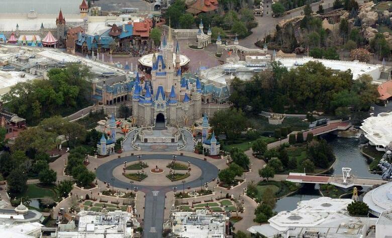 米娯楽大手ウォルト・ディズニーは27日、新型コロナウイルス流行によって閉鎖していたフロリダ州オーランドにあるテーマパーク「ウォルト・ディズニー・ワールド」を7月11日から段階的に再開する計画を明らかにした。3月撮影(2019年　ロイター/GREGG NEWTON)