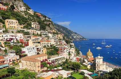 地中海に面したアマルフィ海岸は、写真ではとても綺麗に見えるが、実際はそれほどでもない　Mikadun/Shutterstock