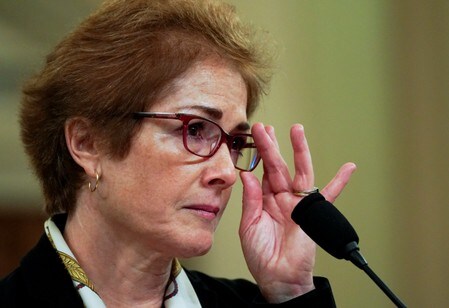 １１月１５日、トランプ米大統領のウクライナ疑惑を巡る弾劾調査で、マリー・ヨバノビッチ前駐ウクライナ大使は米下院委員会で公開証言を行い、トランプ大統領の個人弁護士ジュリアーニ元ニューヨーク市長から攻撃された後、５月に突然「根拠のない虚偽の主張」に基づき解任されたと述べた。写真は同日、公開証言に臨むヨバノビッチ氏（２０１９年　ロイター／Sarah Silbiger）