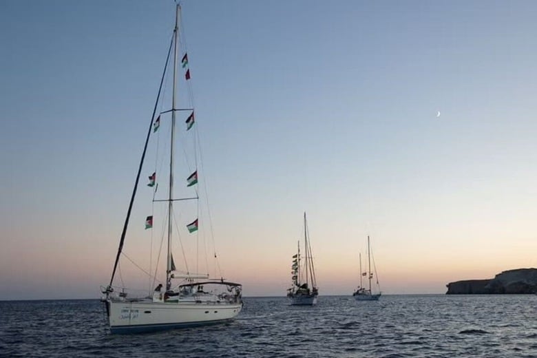 援助物資をパレスチナ自治区ガザに届けようとする国際船団は、イスラエルが海上封鎖を敷いている海域に近づく中、１日未明に船籍不明の複数の船舶が船団の一部に接近したと発表した。船団の一部、ギリシャ沖で９月２６日撮影（２０２５年　ロイター）