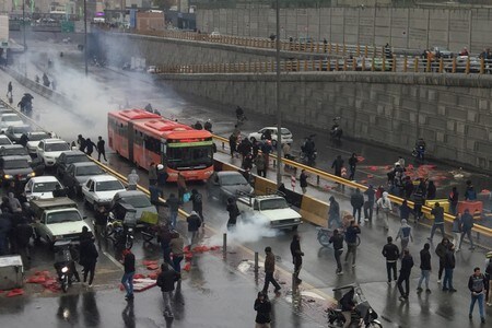 　１１月１９日、国際人権団体アムネスティ・インターナショナルは、燃料価格引き上げに反発して先週から発生している抗議デモにより、これまでに２１都市で少なくとも１０６人が殺害されていると明らかにした。写真はガソリン価格の値上げに抗議する市民。１１月１６日、テヘランで撮影（２０１９年　ロイター/Nazanin Tabatabaee/West Asia News Agency)