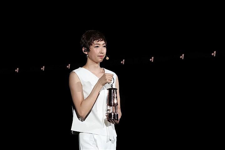 東京五輪の準備状況を監督する国際オリンピック委員会(IOC)のジョン・コーツ調整委員長は、来年の東京五輪は簡素であるべきで、準備は選手の安全を最優先にして進める必要があるとの考えを改めて示した。写真は23日、メインスタジアムの国立競技場でのイベントに登場した競泳の池江璃花子。REUTERS