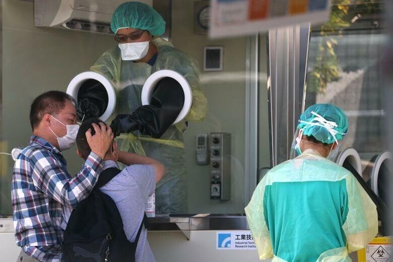 台湾の蔡英文総統はドイツのバイオ医薬会社ビオンテックから新型コロナウイルスワクチンを購入するのを中国が妨害していると名指しで非難した。台北の検査会場で25日撮影（2021年　ロイター/Ann Wang）