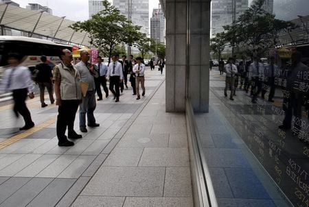 　５月１５日、寄り付きの東京株式市場で日経平均は反発した。都内で先月撮影（２０１５年　ロイター／Yuya Shino）