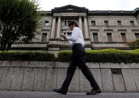 　７月１５日、日銀は公表した「経済・物価情勢の展望」（展望リポート）で、２０２０年度の実質国内総生産（ＧＤＰ）成長率見通しを、９人の審議委員の中央値で前年比マイナス４．７％とした。写真は都内で２０１６年９月撮影（２０２０年　ロイター／Toru Hanai）
