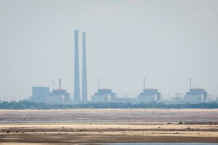 ６月２３日、国際原子力機関（ＩＡＥＡ）のグロッシ事務局長は、ロシアが掌握しているウクライナのザポロジエ原子力発電所（写真）の近隣地域への攻撃を停止するよう求めた。写真は２０２３年６月撮影（２０２４年　ロイター／Alina Smutko）