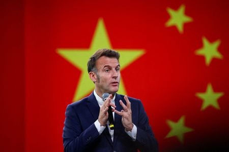 写真はマクロン仏大統領と中国国旗。四川省成都市で５日代表撮影。REUTERS