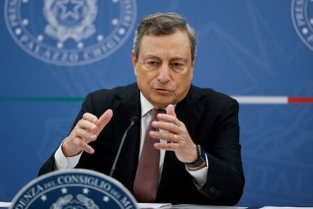 イタリアのチンゴラーニ・エコロジー移行相は２１日、国内紙ラ・スタンパとのインタビューで、来年下半期にはロシア産天然ガスへの依存からほぼ脱却できるとの見通しを示した。写真はドラギ首相、ローマで昨年９月撮影（２０２２年　ロイター／Yara Nardi）