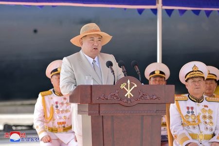 　９月８日、北朝鮮は新たな戦術核攻撃潜水艦を進水させ、金正恩朝鮮労働党総書記が進水式に出席した。写真はKCNAが配信した、進水式に出席する金総書記（２０２３年　ロイター）