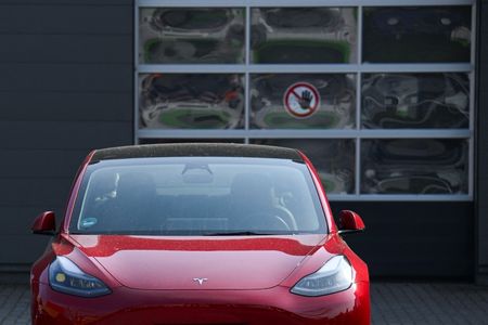 テスラのEV。ベルリンで4月23日撮影。REUTERS/Annegret Hilse