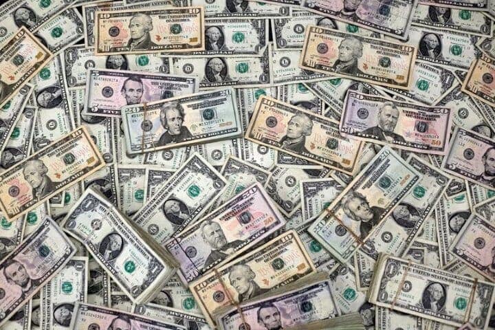 米政権による関税措置を巡る不確実性の高まりからマクロ経済市場の変動が目立つ中、ソシエテ・ジェネラルによる投資家向けの調査で、マクロ経済の大きな変動に乗じて取引するマクロ系ヘッジファンドに投資家の関心が高まっていることが明らかになった。２０１８年２月撮影（２０２５年　ロイター/Jose Luis Gonzalez）