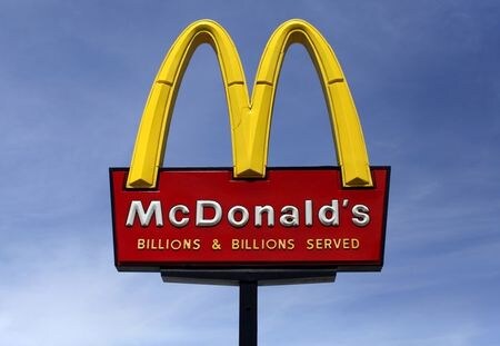 　８月２４日、米ファストフード大手マクドナルドは、サプライチェーン（供給網）の問題から、英国の全店舗でミルクシェークとボトル入り飲料の提供を停止したと明らかにした。写真はカリフォルニア州サンディエゴで２０１５年３月撮影（２０２１年　ロイター／Mike Blake）