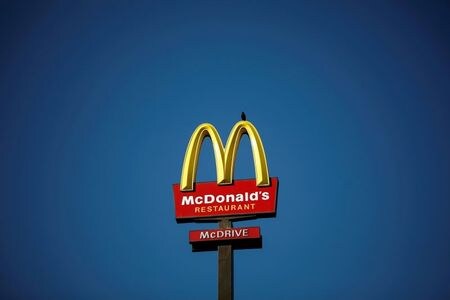 　８月１９日、米マクドナルドは、レストランで使用する紙製の食品包装材をすべて再生またはサステナブルの素材に切り替える目標をほぼ達成したと発表した。パリ郊外で２０２０年７月撮影（２０２１年　ロイター/Benoit Tessier）