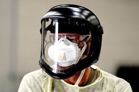 　１0月２６日、ロイターの分析によると、米国の新型コロナウイルス新規感染者数が先週、前週比２４％増の４８万５０００人超となった。写真はノースダコタ州ビスマークで、ドライブスルー方式の検査場に立つ医師（２０２０年　ロイター/Bing Guan）