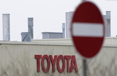 ２月２８日、トヨタ自動車は、乗用車「オーリス」の次世代車を英国工場で生産すると発表した。写真は２００９年２月、英バーナストン工場前で撮影（２０１８年　ロイター/Darren Staples）
