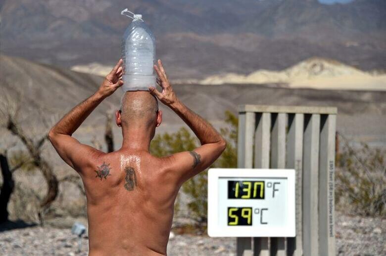 米カリフォルニア州のモハーベ砂漠にあるデスバレーで16日午後、摂氏54.4度の気温が記録された。世界史上最高となる可能性もあるとみられている。写真は8月17日、デスバレーで撮影(2020年　ロイター/David Becker)