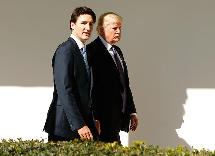 カナダのジャスティン・トルドー首相（左）とトランプの考えには大きな隔たりがある　Kevin Lamarque-REUTERS
