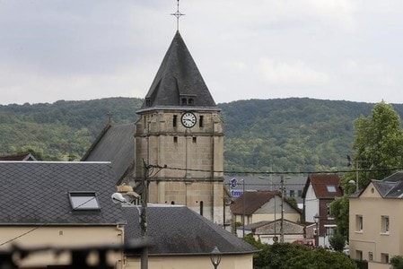 　７月２６日、フランス北部ルーアン近郊の町サンテティエンヌ・ドゥ・ルブレで刃物を持った男２人がカトリック教会を襲撃し、人質となった神父１人がのどを切られて殺害された。写真は事件現場となった教会。（２０１６年　ロイター//Pascal Rossignol）