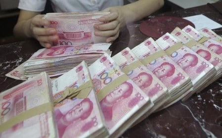 　５月１２日、関係筋によると、中国銀行業監督管理委員会（ＣＢＲＣ、銀監会）は今週、「影の銀行」（シャドーバンキング）に対する取り締まりの一環として、銀行の新たな業務に関する緊急のリスク審査に着手した。写真は人民元紙幣を数える銀行員。２０１２年７月遼寧省で撮影（２０１７年  ロイター）