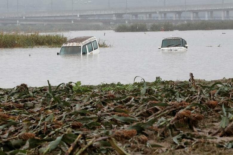 気候変動を念頭に置いて大型台風クラスの風雨水害や気温上昇に対する備えを行っている企業はまだ少数派であることが明らかとなった。写真は2019年10月、長野県の千曲川近くで撮影（2020年　ロイター／Kim Kyung-Hoon）