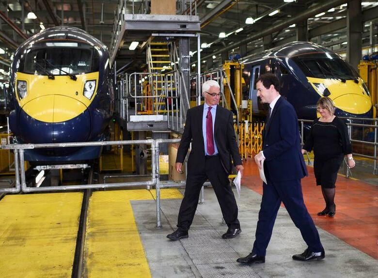 英国で8日、日立製作所製の鉄道車両の一部に亀裂が見つかった。複数の鉄道会社が当該車両の運行を休止し、英政府は9日、対応策を早急に発表するよう関係各社に指示した。写真は、英・アシュフォードにある日立レールヨーロッパ工場での同社製の車両。2016年6月15日に撮影。（2021年　ロイター／Dylan Martinez ）