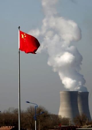 　５月１８日、中国核能行業協会の張華祝理事長は、福島の原発事故を受けて２０１１年以降実質的に休止していた原子炉建設計画の認可が再開されたことを明らかにし、２０２０年の発電容量目標はほぼ達成可能との見方を示した。内モンゴル自治区呼和浩特（フフホト）市で２０１２年２月撮影（２０１５年　ロイター/Carlos Barria）
