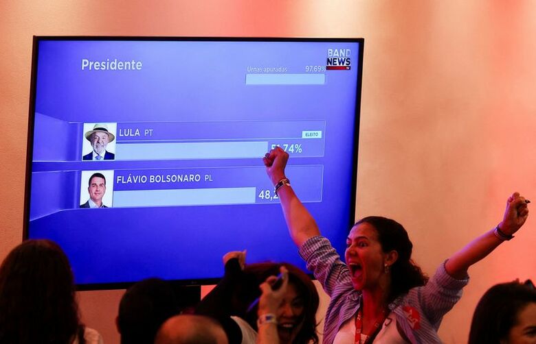 写真はルラ大統領の支持者たち。25日、ブラジルのサンパウロで撮影。 REUTERS/Amanda Perobelli