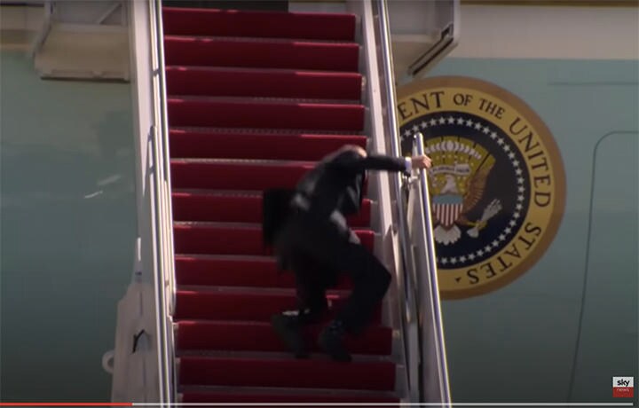 大統領専用機エアフォース・ワンのタラップでバイデンが転ぶのを見て批判派は大喜び　skynews/YouTube