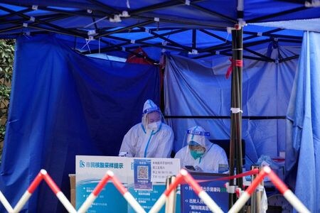 １２月１６日、「ゼロコロナ」政策を大幅緩和した中国では来年を通じて新型コロナウイルスの感染者が爆発的に増加し、死者は１００万人を超える恐れがある――。米ワシントン大学医学部保健指標評価研究所（ＩＨＭＥ）は１６日公表した最新のモデル予測結果に基づいてこうした見通しを示した。写真は上海の検査会場で９日撮影（２０２２年　ロイター/Aly Song）