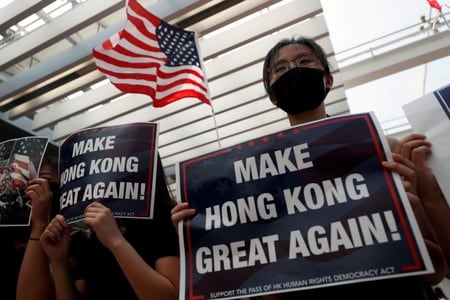 　１１月２１日、米議会下院は、中国の香港に対する介入をけん制するための「香港人権・民主主義法案」を可決した。関係者の話では、トランプ大統領が数日中に法案に署名する見通しだ。写真は星条旗を掲げる香港のデモ隊。９月２０日撮影（２０１９年　ロイター/Jorge Silva）