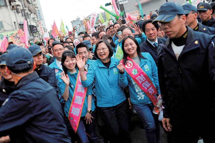 若い世代の意識の変化を追い風にした民進党の蔡（中央）　TYRONE SIU-REUTERS