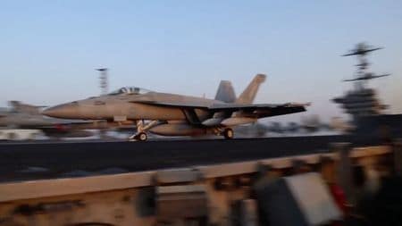 北朝鮮は１８日、米軍がイエメンの親イラン武装組織フーシ派を攻撃したことについて、国際法違反であり、国家主権を侵害していると非難、いかなる形でも正当化できないと主張した。写真はイエメンに向かって離陸する米戦闘機。１７日撮影（２０２５年　US CENTCOM via X/Handout via REUTERS）