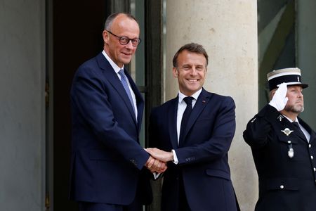 ドイツのメルツ首相は７日、就任後初の外遊でフランスを訪問し、欧州が直面する安全保障および経済面での「巨大な」課題に対応するため、両国関係の再構築を目指す考えを示した。（２０２５年　ロイター/Stephanie Lecocq）