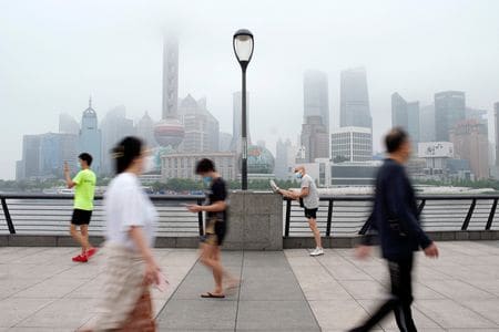 　９月７日、中国の大手国有銀行は政府から債務と資金難に苦しむ重要な不動産部門への支援要請を受けて貸し出しを進める覚悟だが、ここ数か月では一連の利下げも発表されており、今年下期の銀行勢の利ざやは縮小不可避の見通しだ。写真は金融地区を臨む上海で６月撮影（２０２２年　ロイター／Aly Song ）