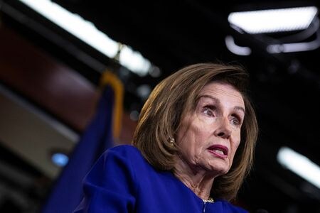 米民主党のペロシ下院議長（写真）の広報担当者は７日、ペロシ氏が新型コロナウイルス検査で陽性反応を示したと明らかにした。３月撮影（２０２２年　ロイター/Tom Brenner）